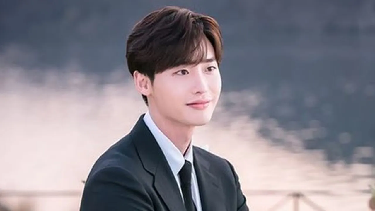 Dikenal Jago Ciuman, Ini 7 Macam Adegan Kissing Lee Jong Suk yang Bikin Penonton Berdebar