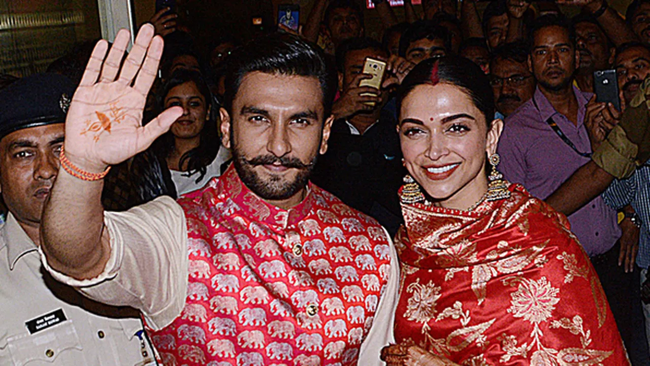 Dikerubungi Massa, Deepika Padukone Diselamatkan Ranveer Singh dengan Romantis