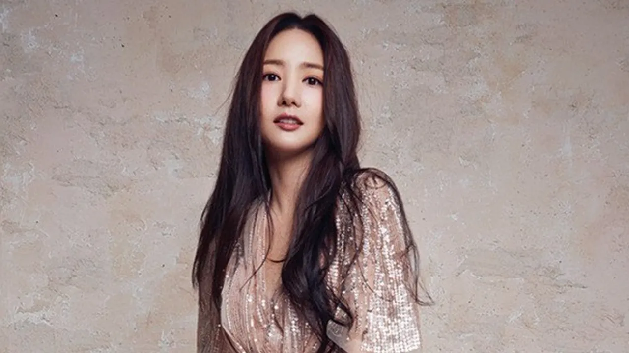 Dikritik, Gaya Park Min Young di 'Her Private Life' Disebut Mirip Secretary Kim