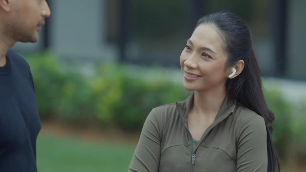 ドラマ『Wajah Cinta yang Lain』で男性と向き合うディンダ・キラナ