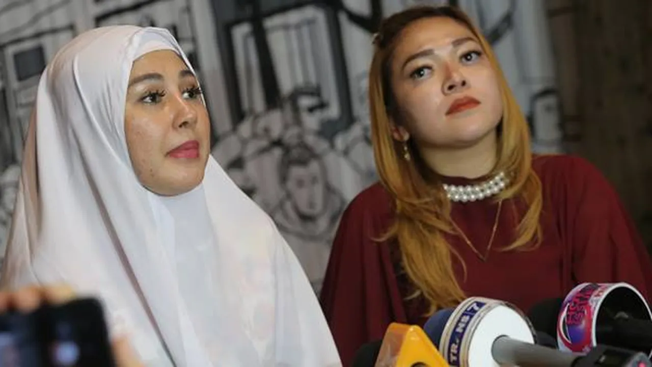 Sandy Tumiwa Doakan Vivi Paris Disambar Petir Gara-Gara Minta Cerai