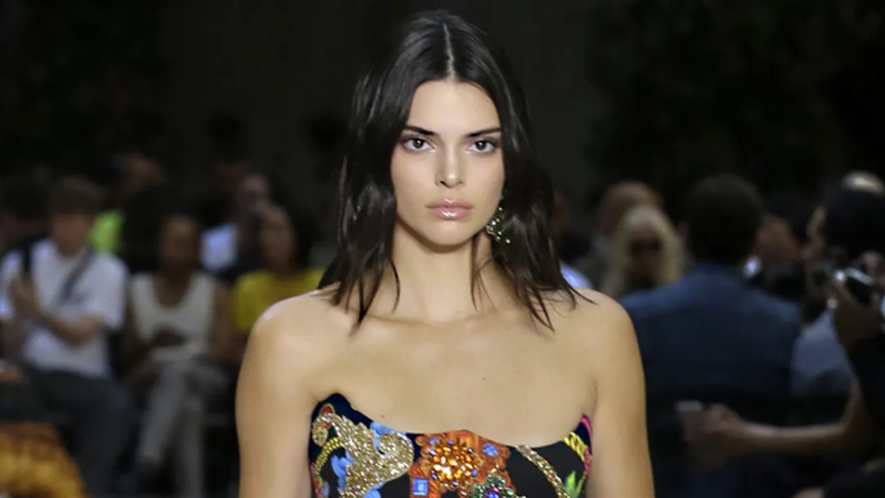 Dinner Romantis, Kendall Jenner & Ben Simmons Tertangkap Mesra