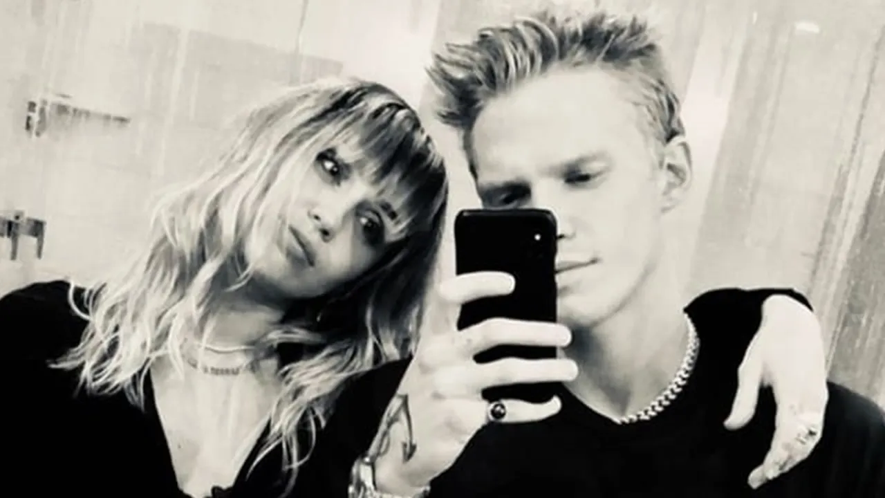 Dinner Romantis, Miley Cyrus & Cody Simpson Kembali Pamer Ciuman Mesra