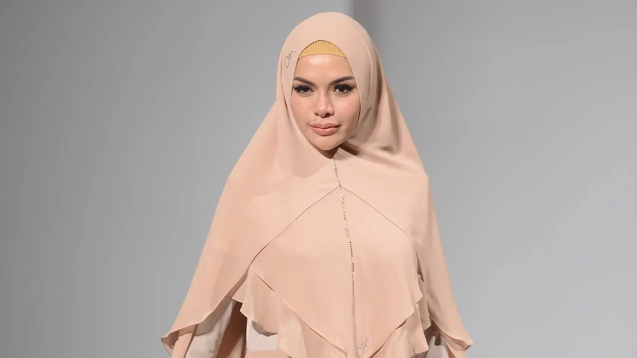 Dinyinyirin Netizen, Nikita Mirzani Sempat Kepikiran Lepas Hijab