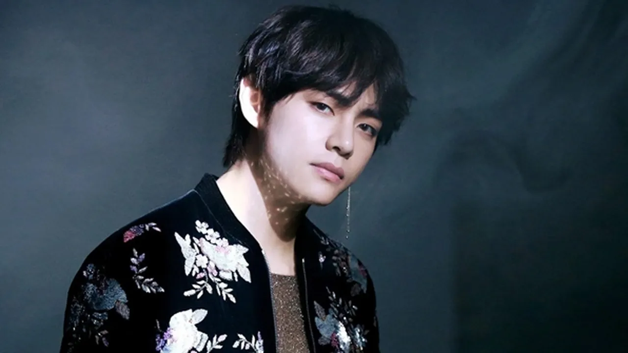 Dipakai Saat Pemotretan, V BTS Bikin Gelang Ini Langsung Ludes Terjual!