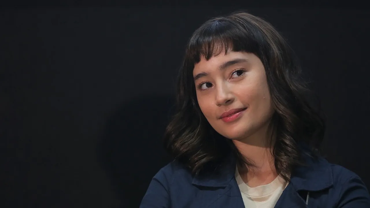 Dirangkul Harry Styles, Tatjana Saphira Pasang Wajah Cuek
