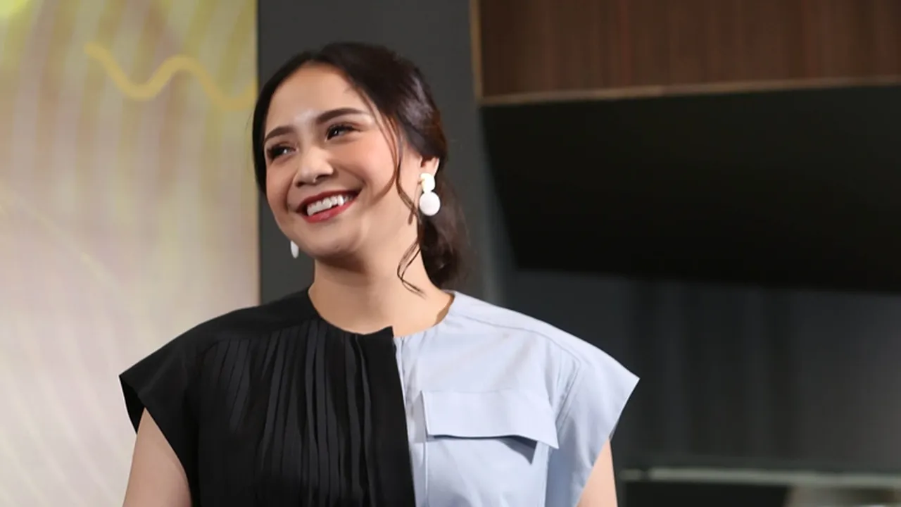 #DiRumahAja, Nagita Slavina Ajarkan Rafathar Beres-beres Mainan