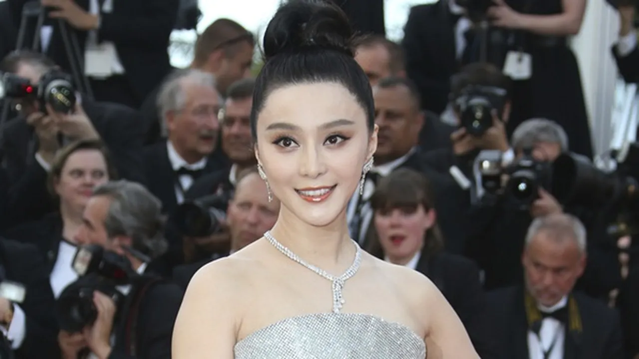 Dirumorkan Meninggal, Fan Bingbing Akhirnya Terlihat Berada di Bandara