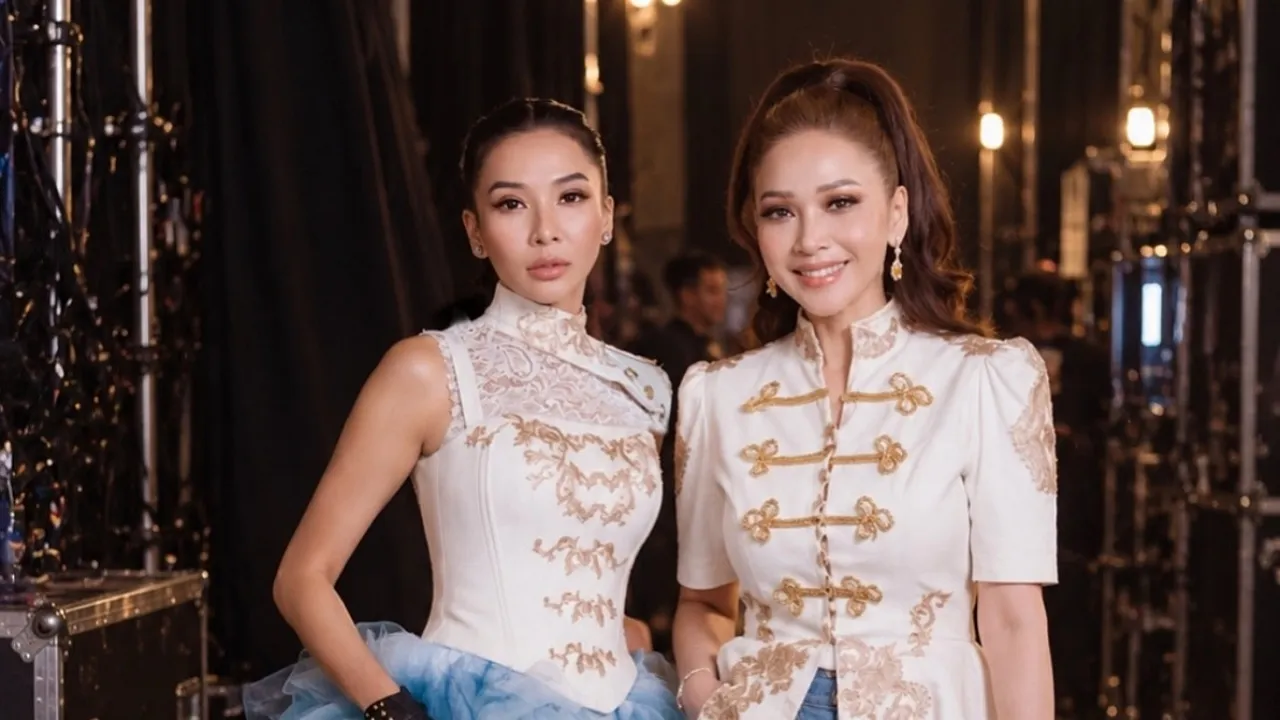 白い衣装のDita Mey ChanとMaia Estiantyが並ぶ