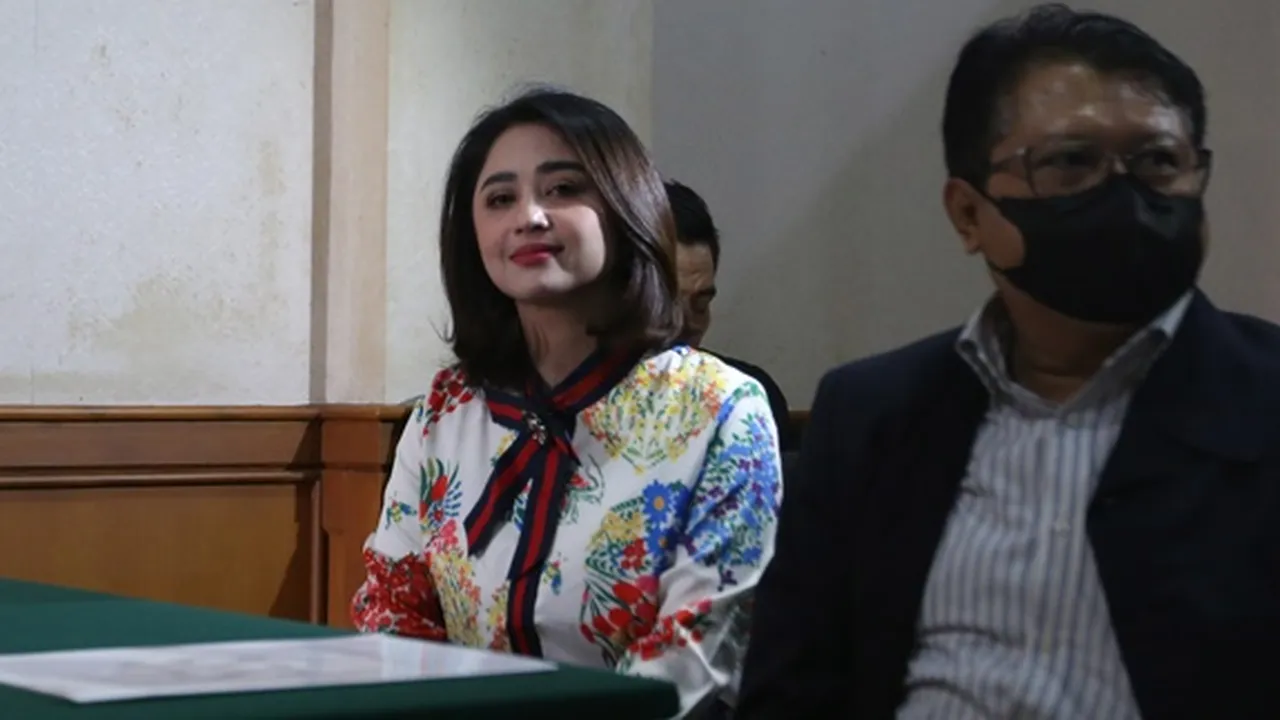 Ditalak Angga Wijaya, Dewi Perssik: Siapa Sih Yang Mau Cerai Lagi? Inbox