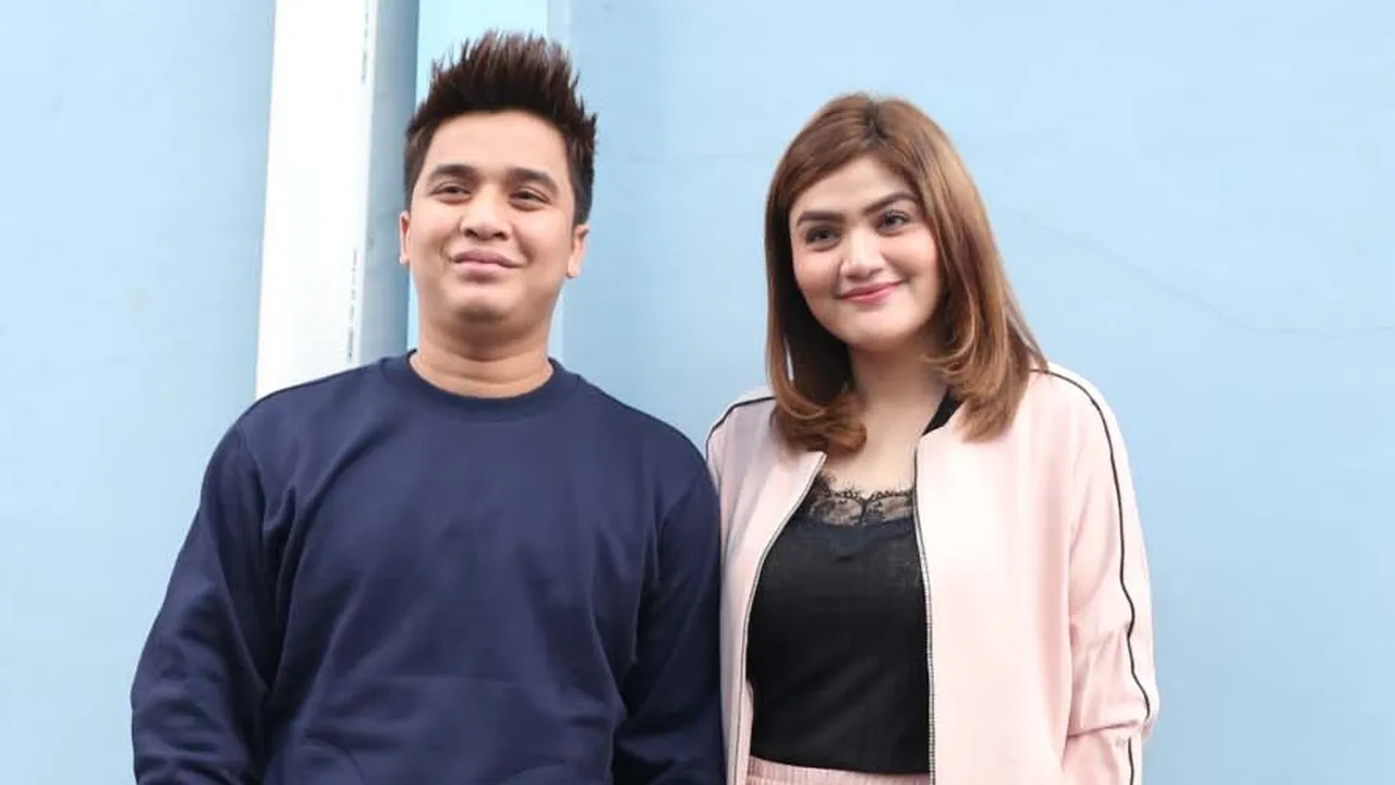 Ditanya Soal Hotman Paris, Hilda Vitria Sibuk Main Ponsel - Banting Pintu Mobil Ditanya Soal Hotman Paris, Hilda Vitria Sibuk Main Ponsel - Banting Pintu Mobil