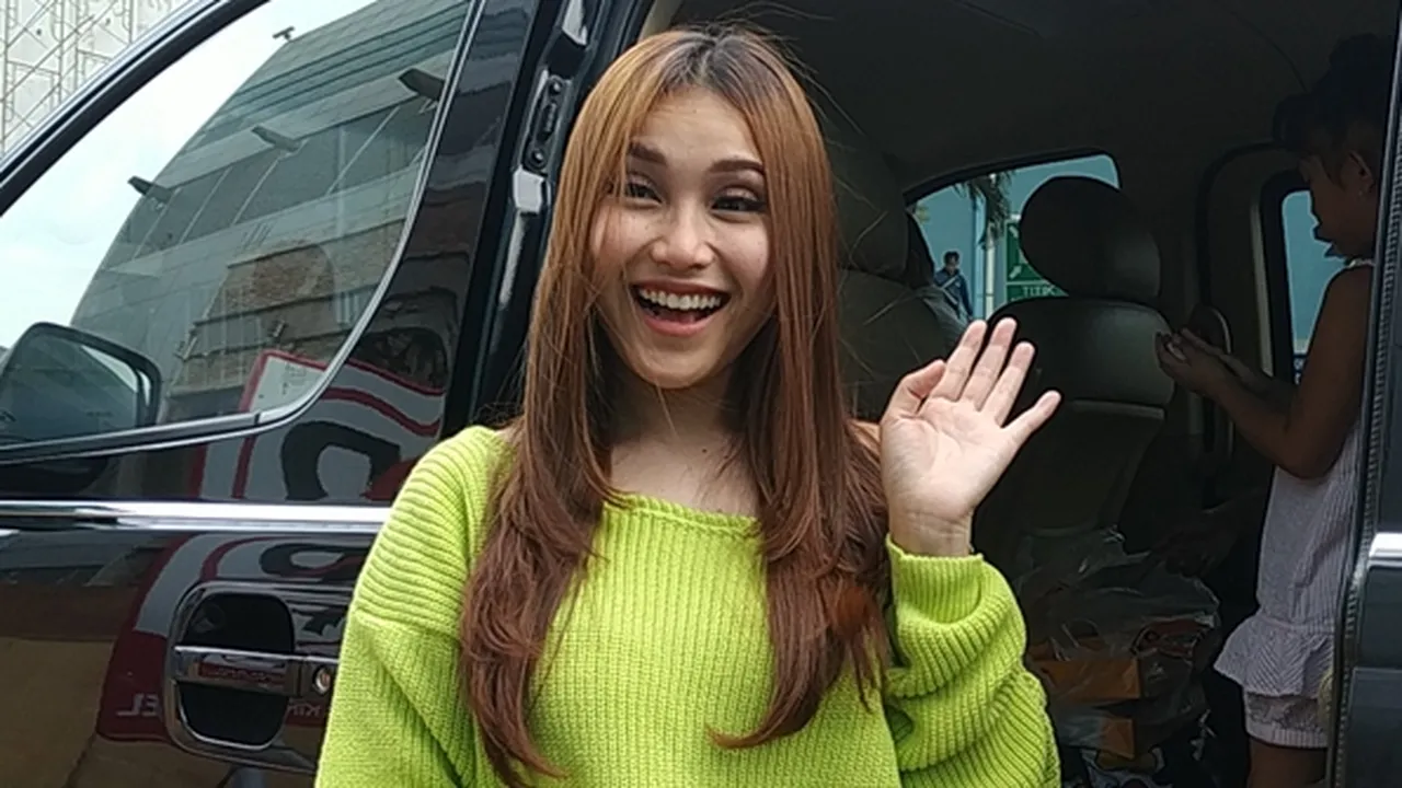 Ditanya Soal Somasi Ke Mantan Suami, Ayu Ting Ting : I Love You