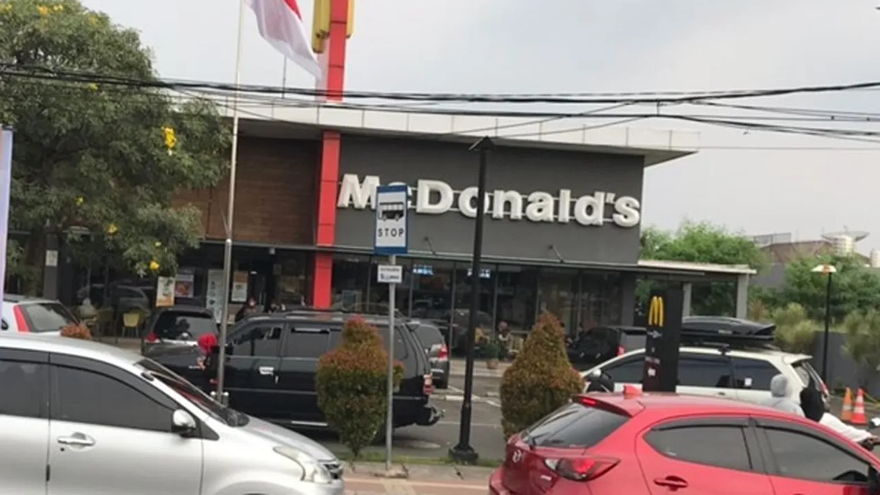 Ditegur Satpol PP, Gerai McDonald's Joglo Hentikan Layanan Ojol 'McD BTS Meal'