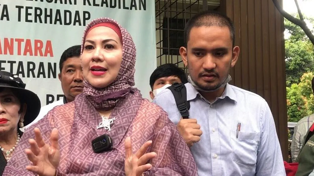 Ditemani Roro Fitria, Venna Melinda Hadiri Sidang Cerai dari Ferry Irawan