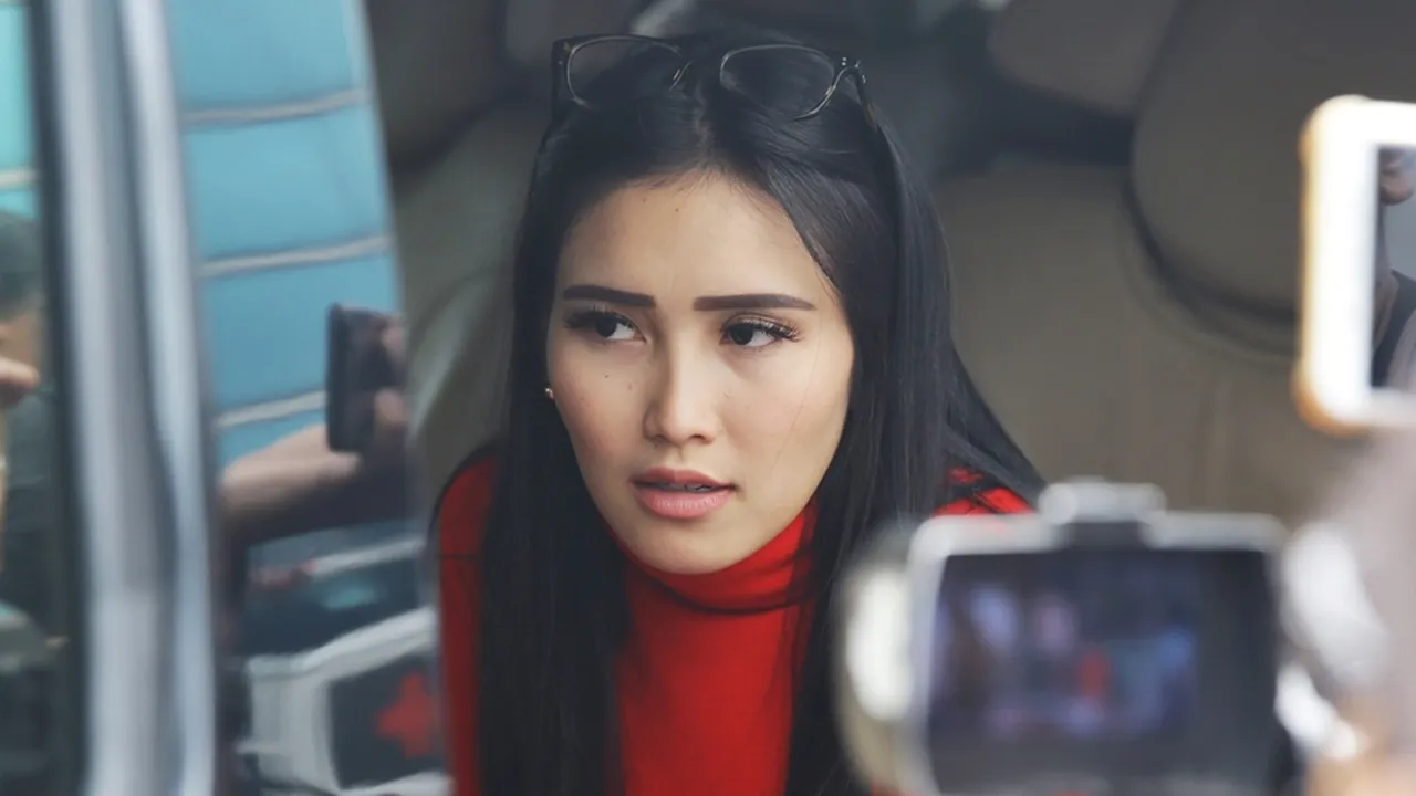 Dituding Galau Melulu, Ayu Ting Ting Ngamuk dan Sebut Netizen Sarap