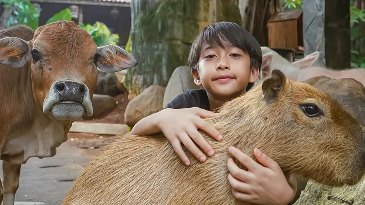 Djalu Anak Irfan Hakim Bagi-Bagi Takjil Sepulang Sekolah