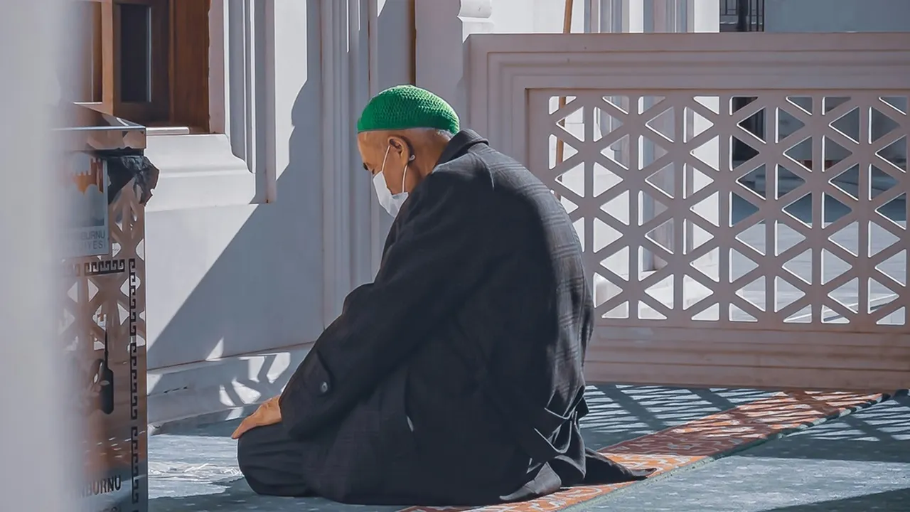 Doa Duduk di Antara Dua Sujud dan Artinya, Ketahui Keutamaan dan Panduan Gerakannya yang Benar
