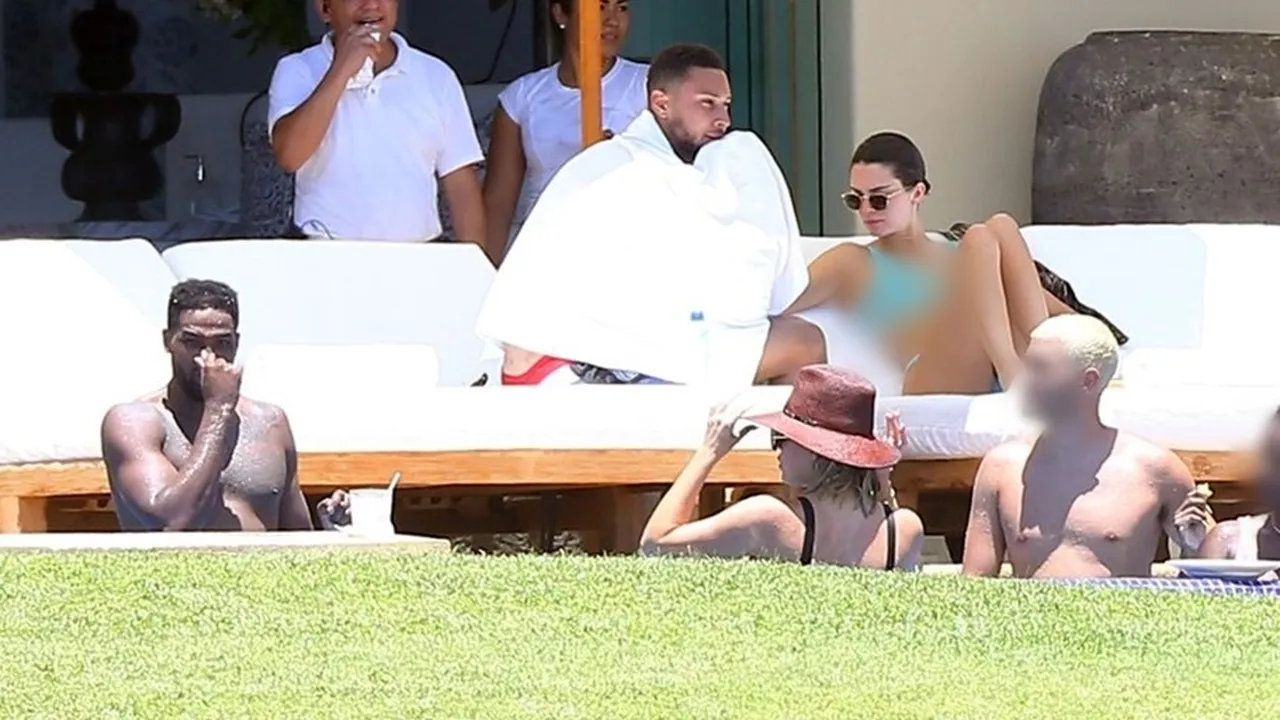 Double Date Romantis Kendall Jenner dan Khloe Kardashian di Punta Mita, Meksiko