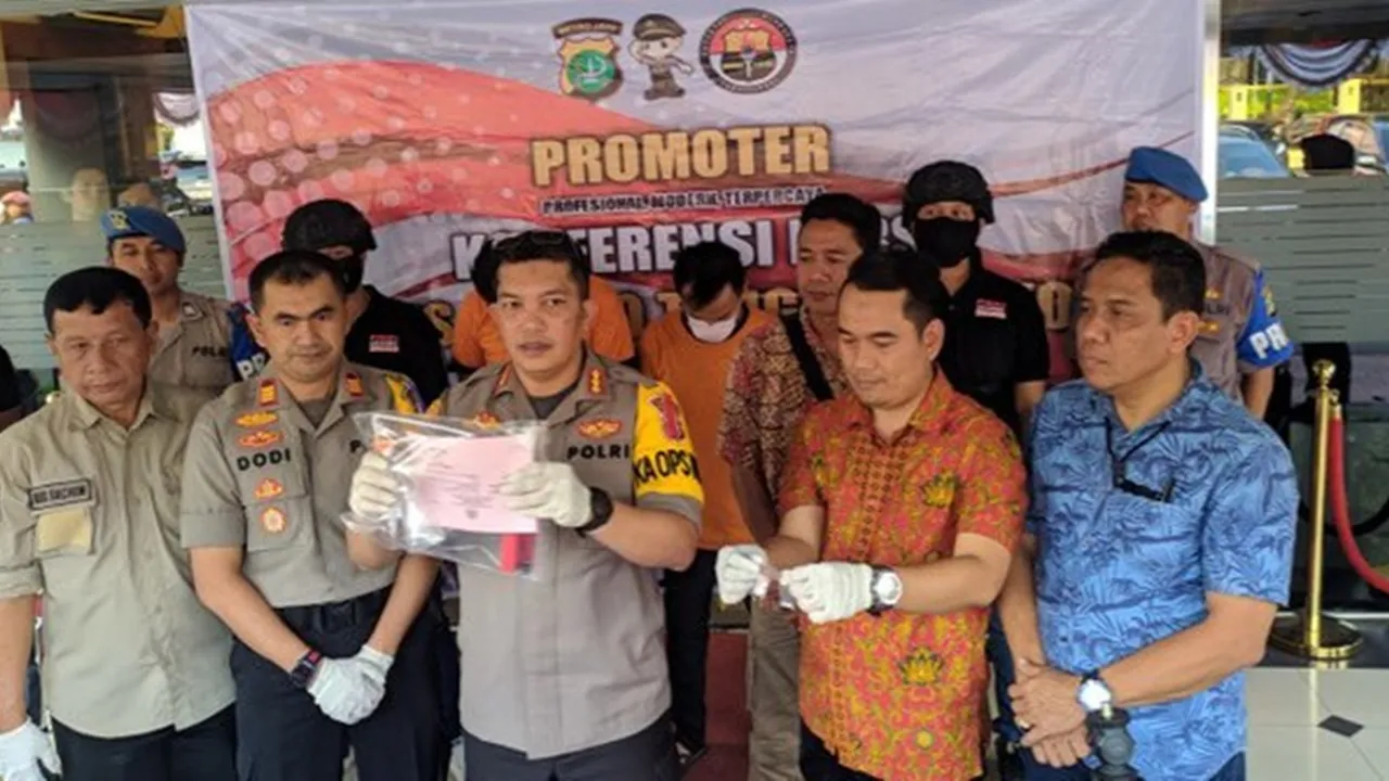 Dua Artis Stand Up Comedy Ditangkap Polisi Gara-Gara Konsumsi Narkoba Dua Artis Stand Up Comedy Ditangkap Polisi Gara-Gara Konsumsi Narkoba