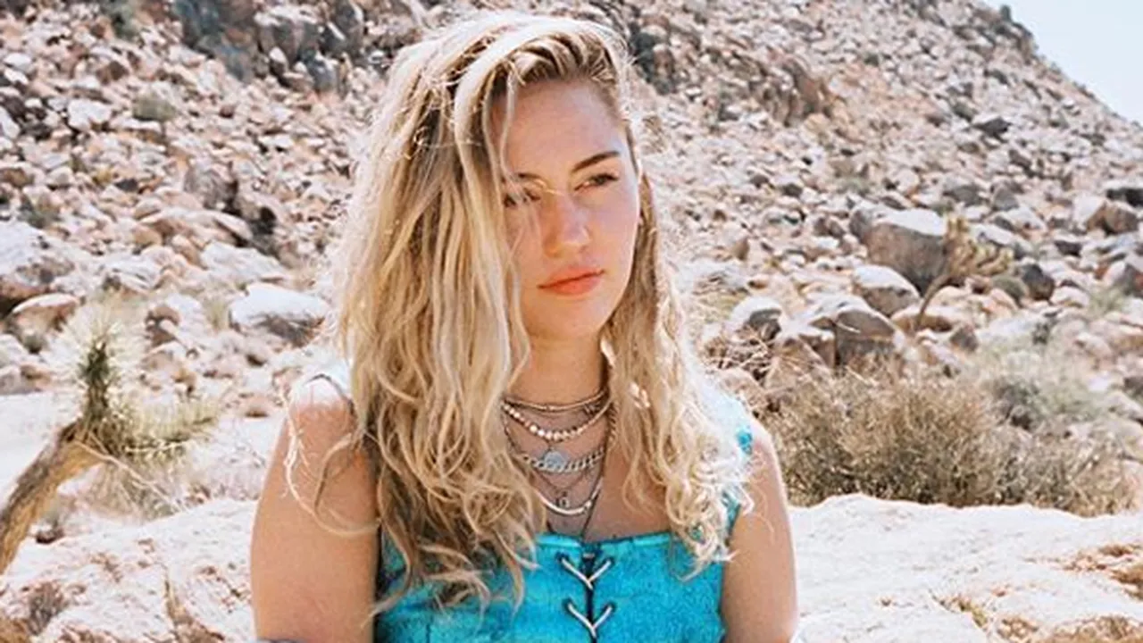 Dua Kali Patah Hati, Miley Cyrus Tulis Sindiran untuk Para Mantan?