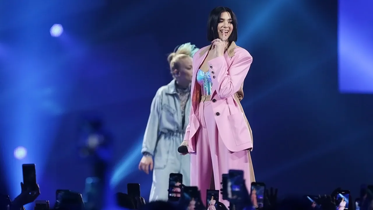 Dua Lipa Tampil Cantik Maksimal di Lazada Super Party