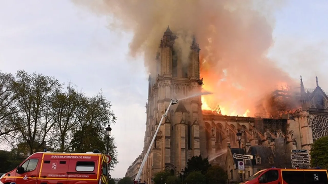 Duka Selimuti Kota Paris, Gereja Bersejarah Katredal Notre Dame Kebakaran