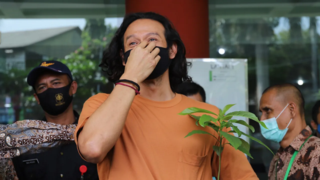 Dwi Sasono Sudah Bebas Dari RSKO, Penuh Haru Saat Pertama Kali Bertemu Anak-Anak Dwi Sasono Sudah Bebas Dari RSKO, Penuh Haru Saat Pertama Kali Bertemu Anak-Anak