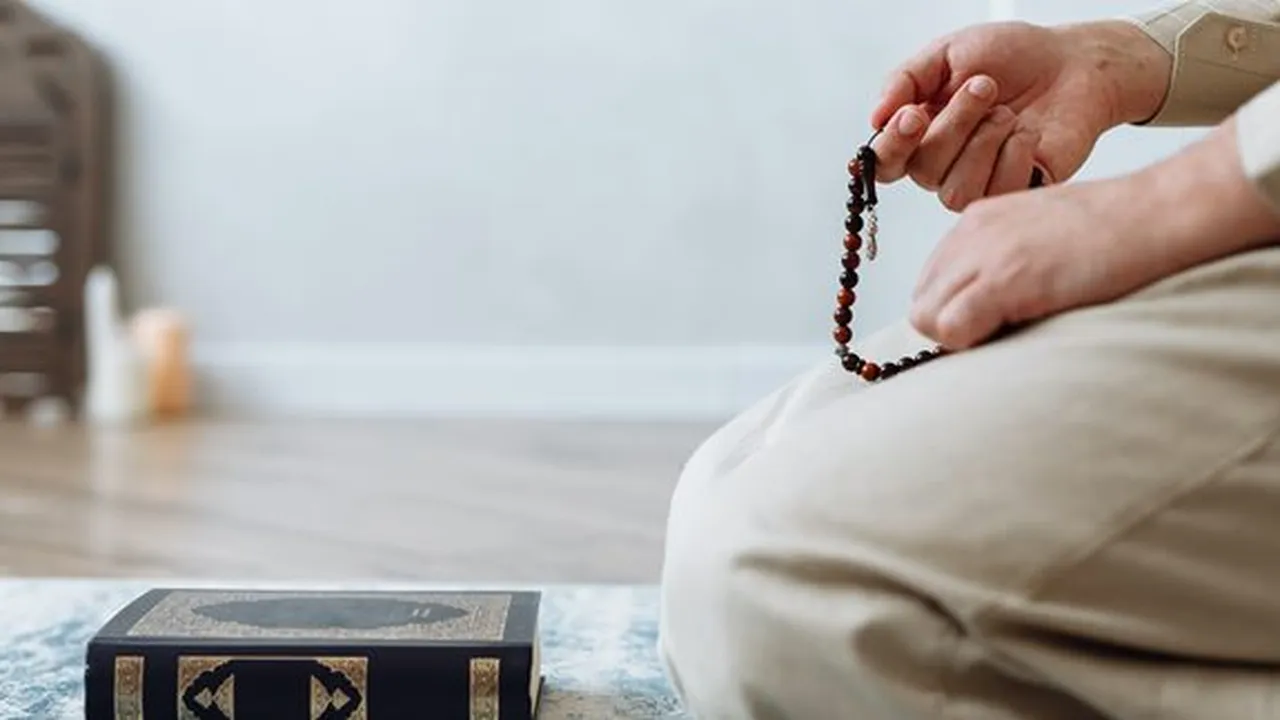 Dzikir Menurut Bahasa Artinya Mengingat dan Memuji Kebesaran Allah SWT, Ketahui Pula Jenis Beserta Caranya