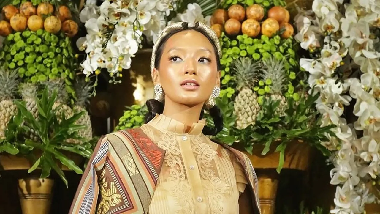 Eksotisme Asmara Abigail Dalam Balutan Busana Denny Wirawan