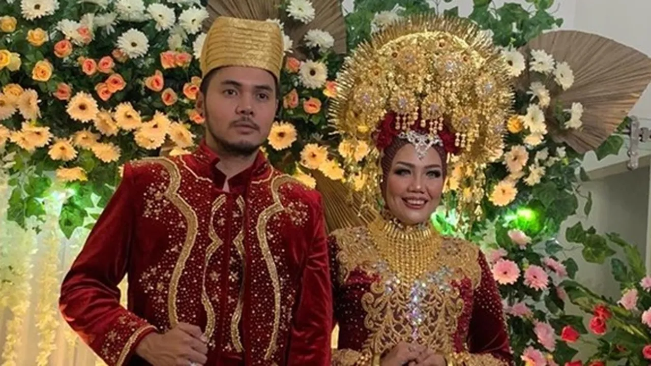 Elly Sugigi Posting Foto Ngunduh Mantu, Kriss Hatta: Yang Bener Nih Sampe Married?