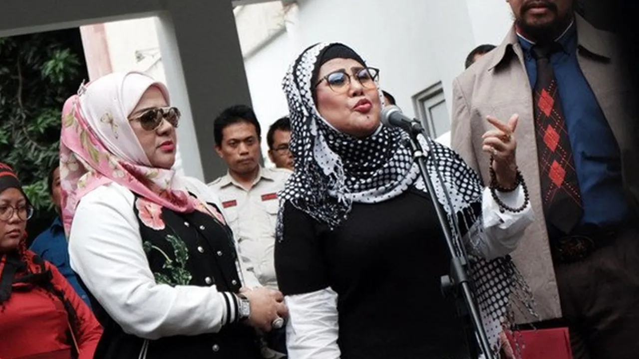 Elvy Sukaesih Siap Hadapi Sidang Tuduhan Wanprestasi Yang Dilayangkan Mega Makcik