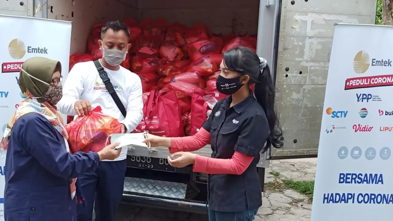 EMTEK Peduli Corona Serahkan Ratusan APD dan Masker Kain ke Rumah Sakit di Depok