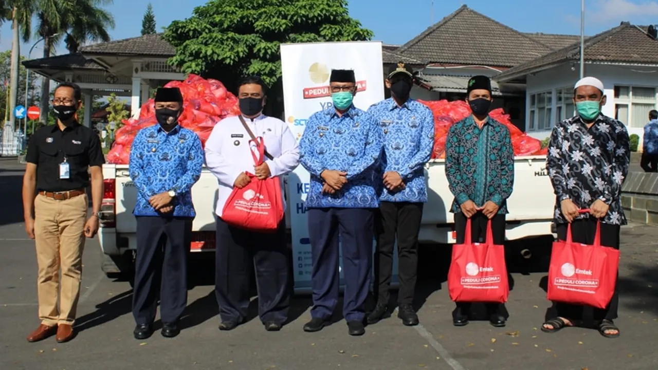 EMTEK Peduli Corona Serahkan Ratusan Paket Sembako dan Masker Kain Kepada Pemerintah Daerah Kuningan