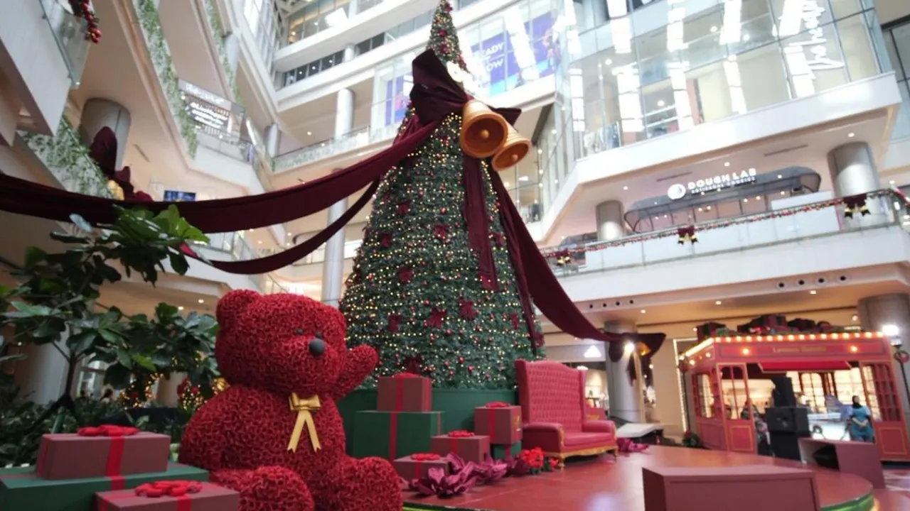 Enchanted Noel di PIK Avenue: Dari Ice Skating sampai Parade Santa