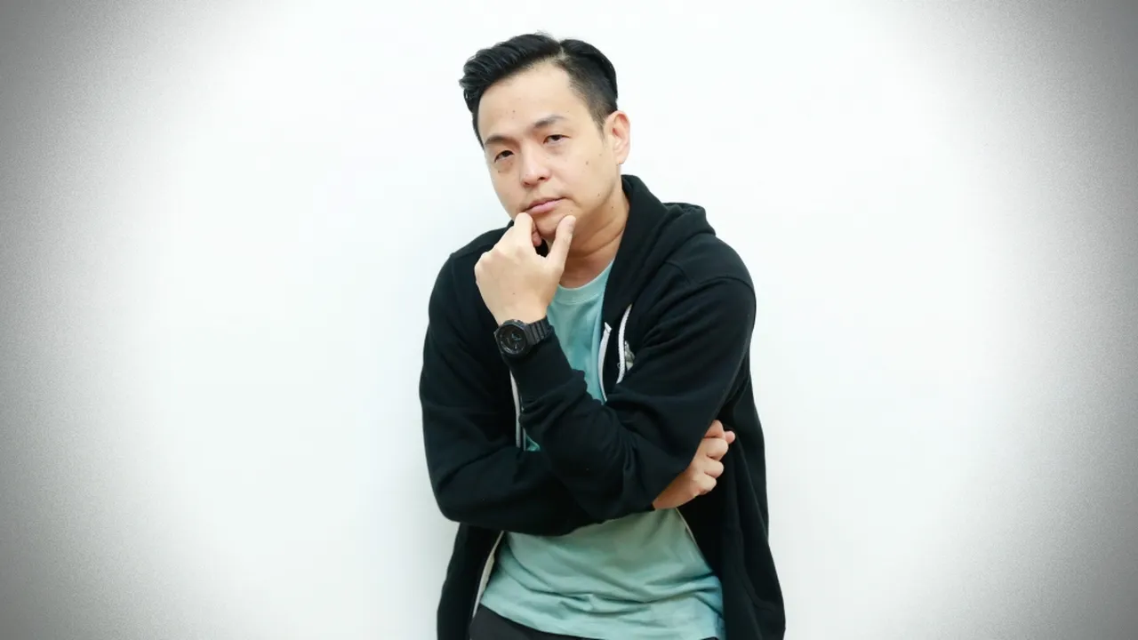 Ernest Prakasa Sebagai Komika, Aktor, Sutradara Hingga Produser 'AGAK LAEN'
