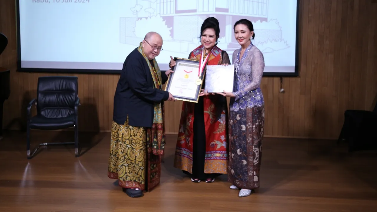 Ervinna Catat Rekor MURI Sebagai 'Penyanyi Pop dengan Bahasa Terbanyak'