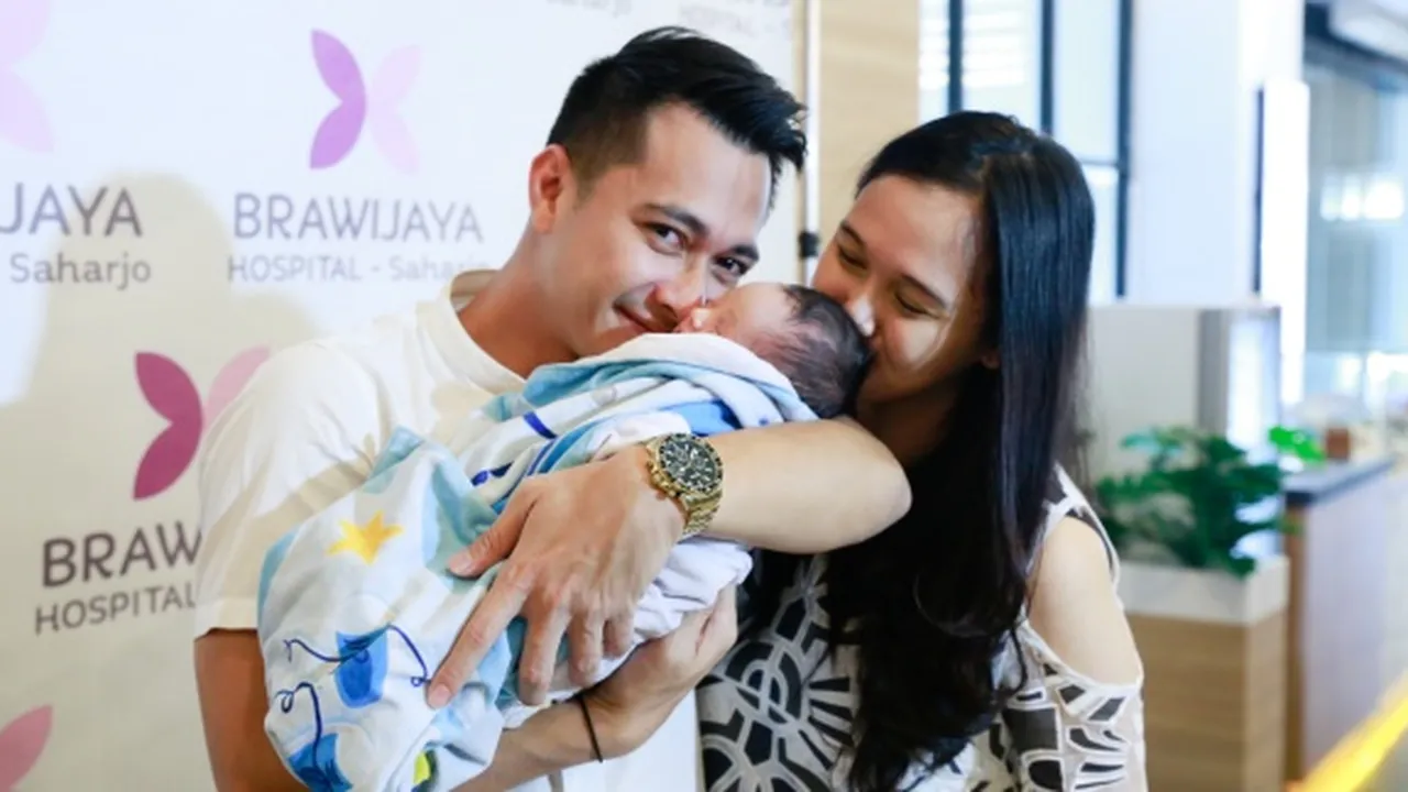 Eza Gionino dan Istri Ungkap Arti Nama Anak Ketiganya Eza Gionino dan Istri Ungkap Arti Nama Anak Ketiganya
