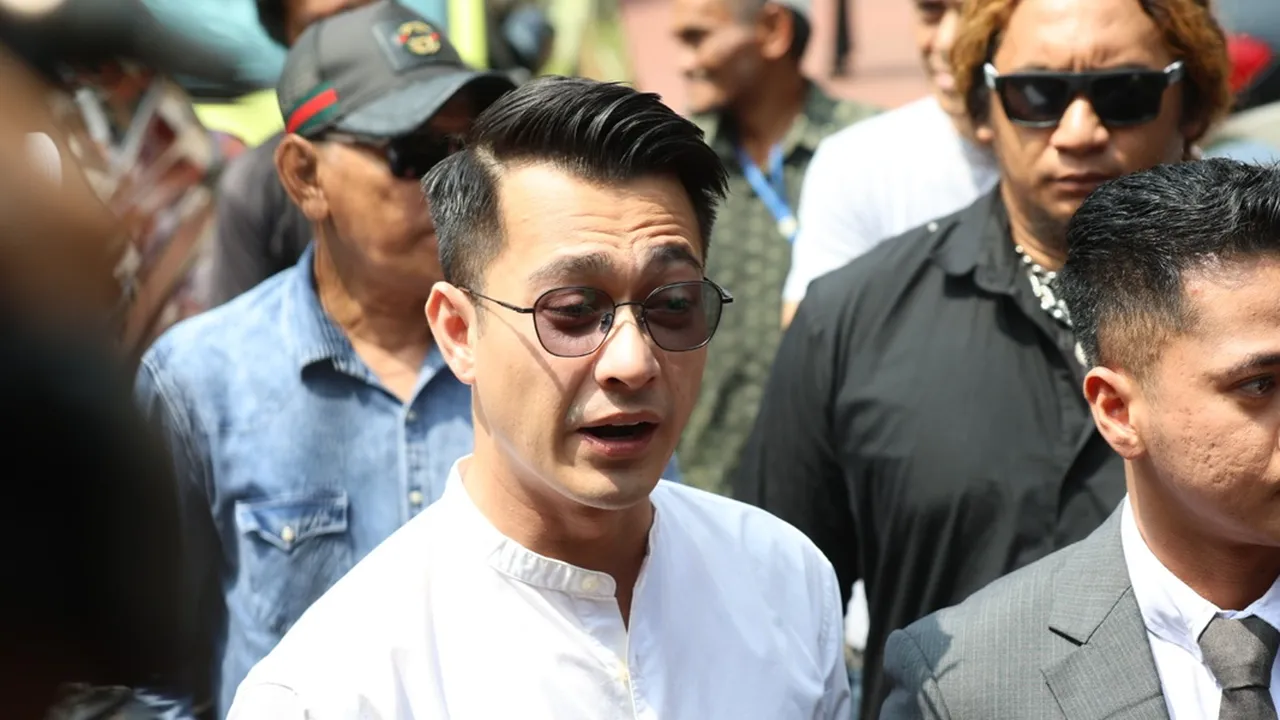 Eza Gionino Tegar Hadapi Perceraian, Anggap Ujian Hidup: Kadang di Atas Kadang di Bawah Eza Gionino Tegar Hadapi Perceraian, Anggap Ujian Hidup: Kadang di Atas Kadang di Bawah