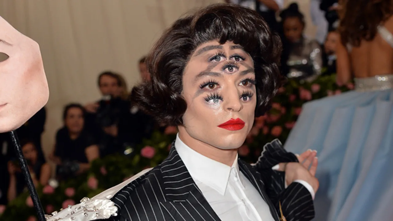 Ezra Miller dan Makeup Uniknya yang Sukses Hebohkan Met Gala 2019