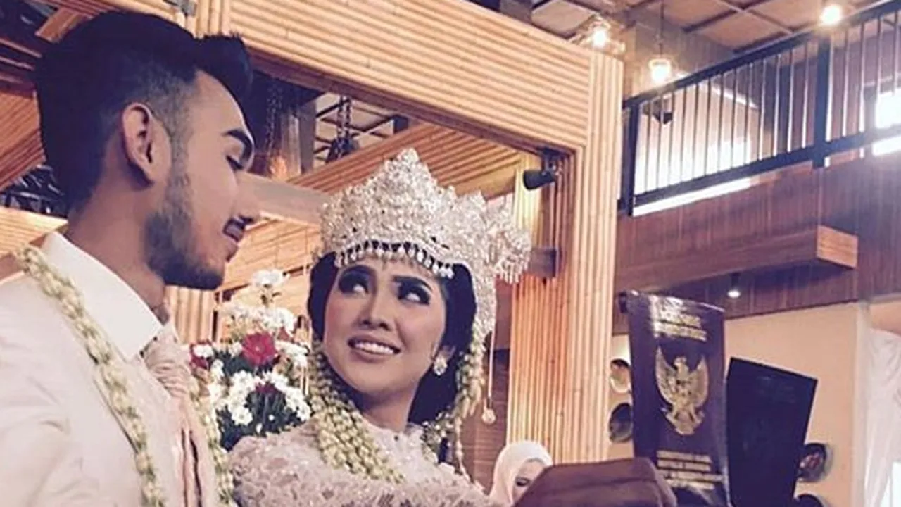Fakta-Fakta Pernikahan Raya Kitty, Suami Lebih Muda - Sempat Jalani LDR
