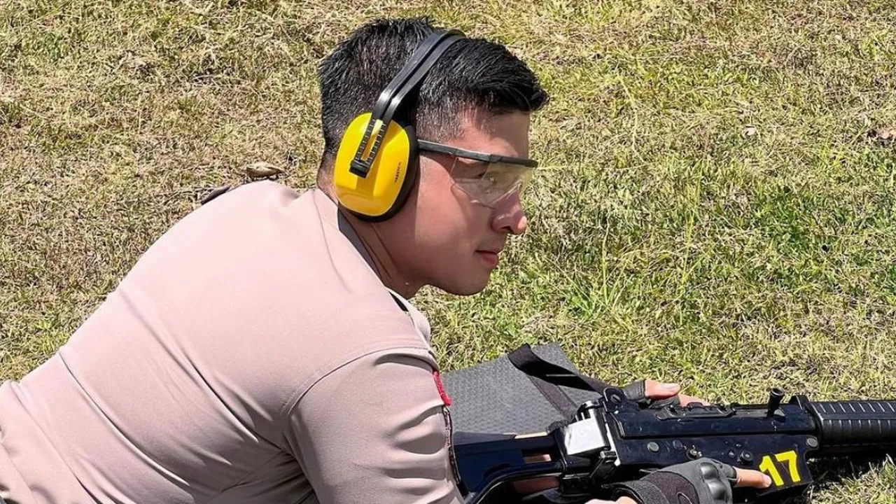 Fakta Menarik Briptu Mustakim, Polisi Ganteng yang Mirip Herjunot Ali dan Ali Syakieb