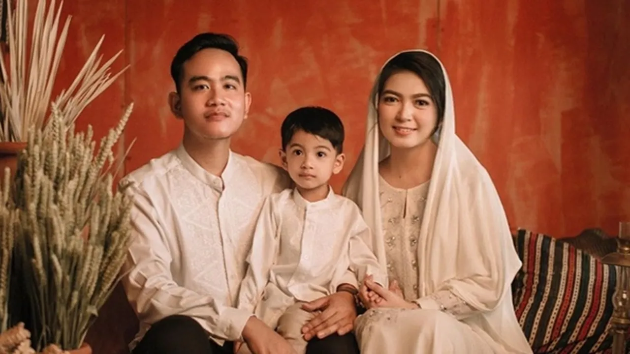 Family Portrait Gibran Rakabuming, Kompak Pakai Outfit Serba Putih