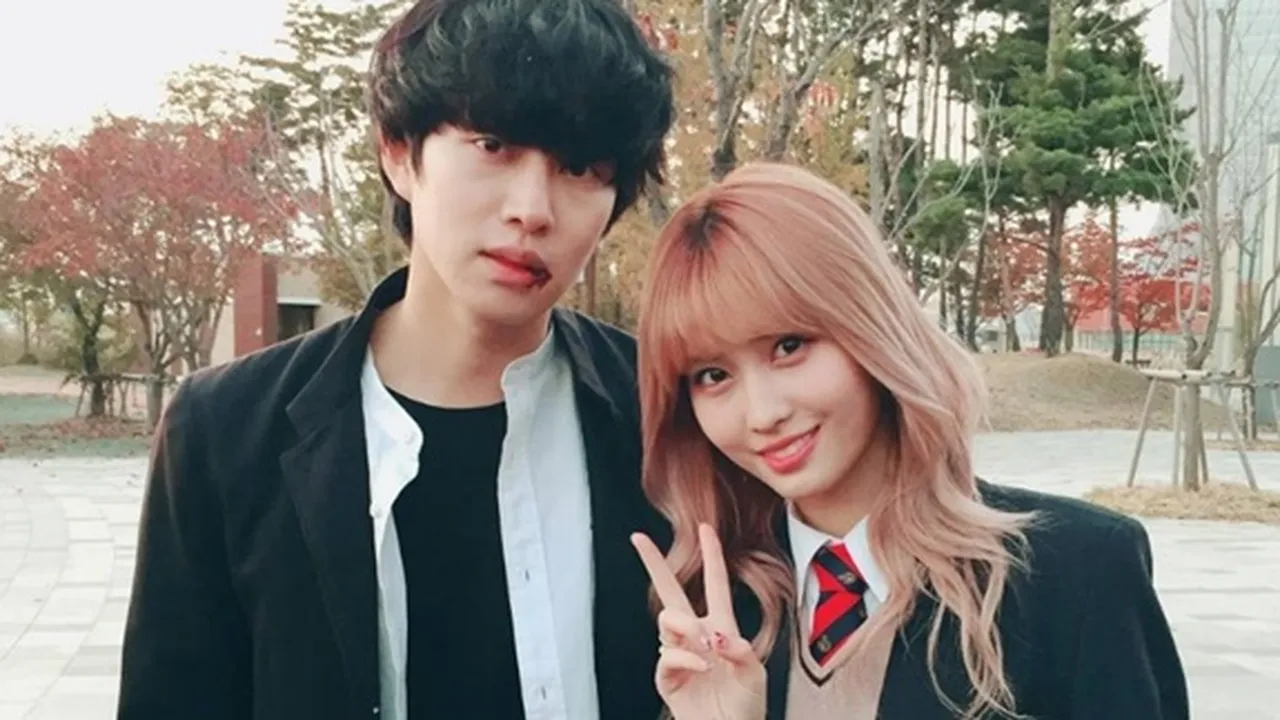 Fans Kaget & Baru Sadar Heechul - Momo TWICE Terlihat Gandengan Tangan di Postingan Instagram Ini Fans Kaget & Baru Sadar Heechul - Momo TWICE Terlihat Gandengan Tangan di Postingan Instagram Ini