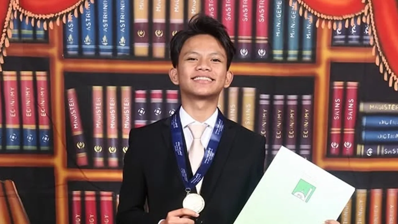 Farel Prayoga Lulus SMP, Wisuda Ditemani Keluarga Manajer Farel Prayoga Lulus SMP, Wisuda Ditemani Keluarga Manajer