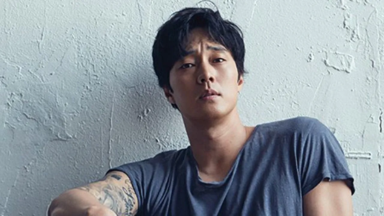 Fashion So Ji Sub Menuju Jakarta, Dari Atas ke Bawah Serba Hitam