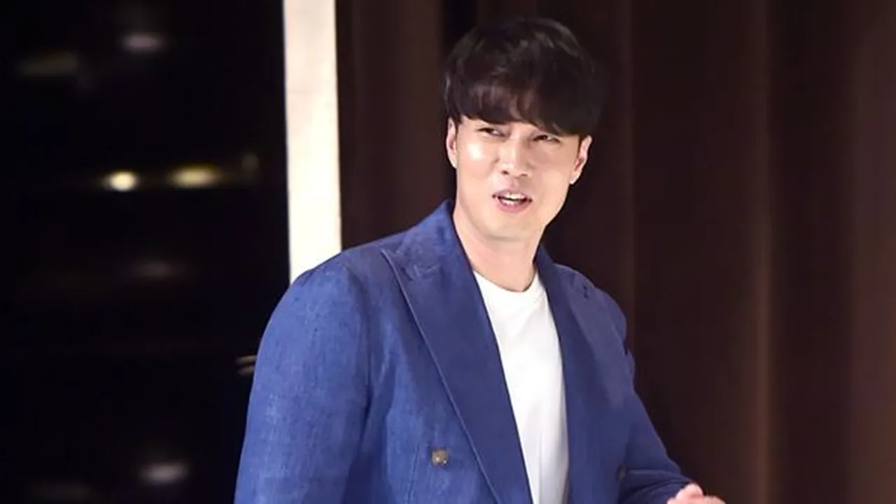 Fashion Unik So Ji Sub di Airport, Bikin Fansnya Malu