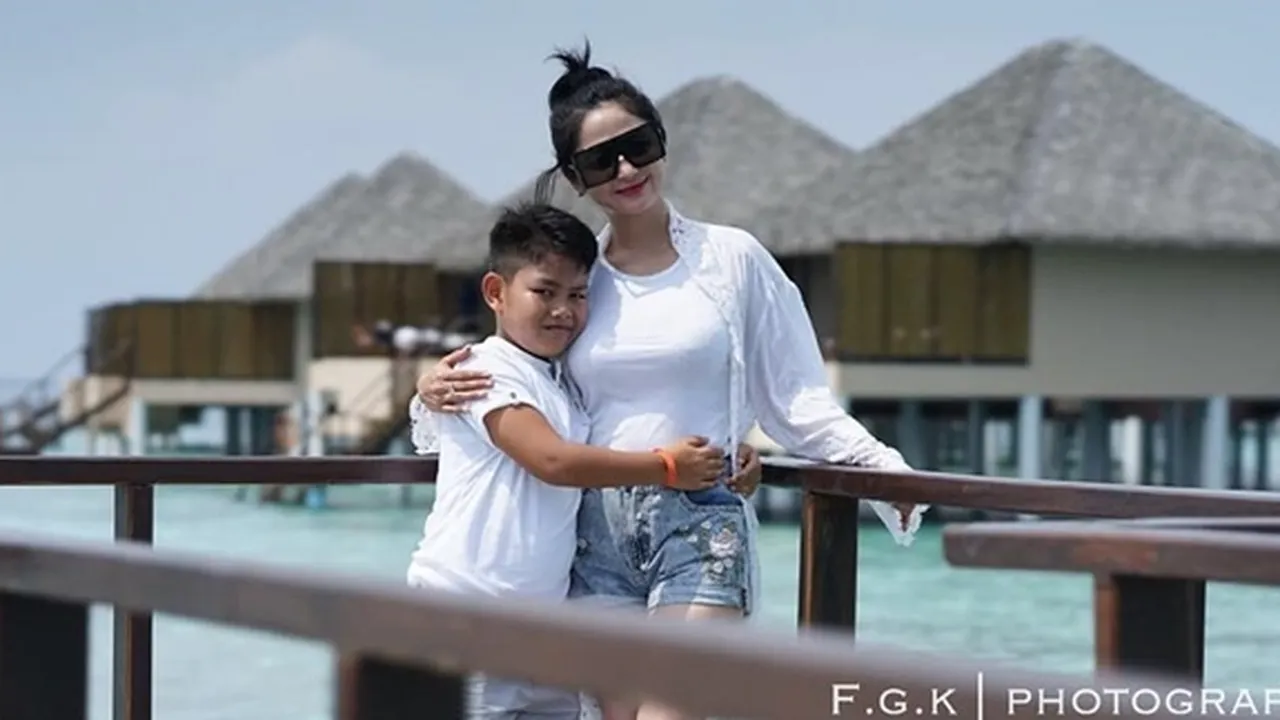 Felice Gabriel Makin Dewasa, Dewi Perssik Curhat Anaknya Malu Dipeluk & Dicium Felice Gabriel Makin Dewasa, Dewi Perssik Curhat Anaknya Malu Dipeluk & Dicium