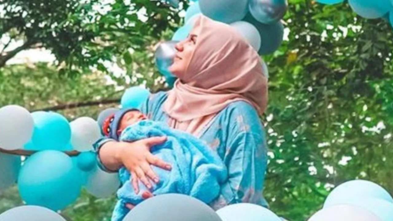 Foto Bareng Baby Air Rumi, Netizen Ini Pertanyakan Hijab Irish Bella