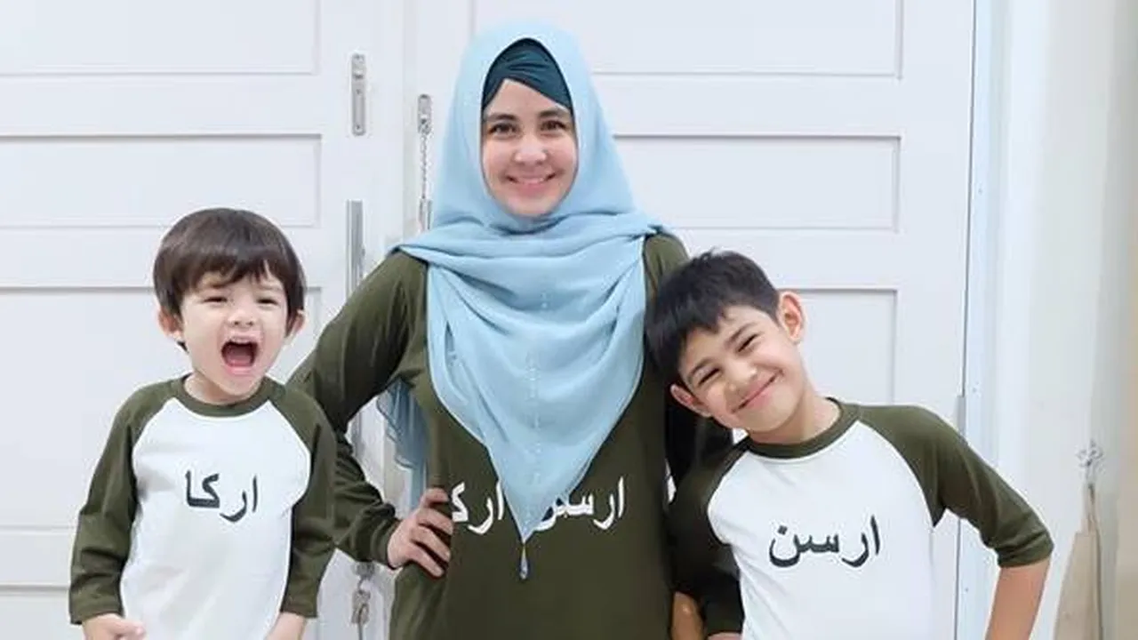 Foto Bareng Ular Sambil Gendong Anak, Leher Risty Tagor Malah Dililit