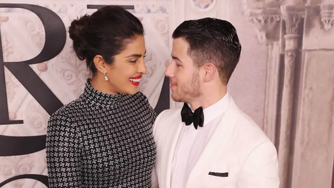 Foto Berdua Pasca Tunangan, Priyanka Chopra dan Nick Jonas Pose Mirip Meghan - Harry